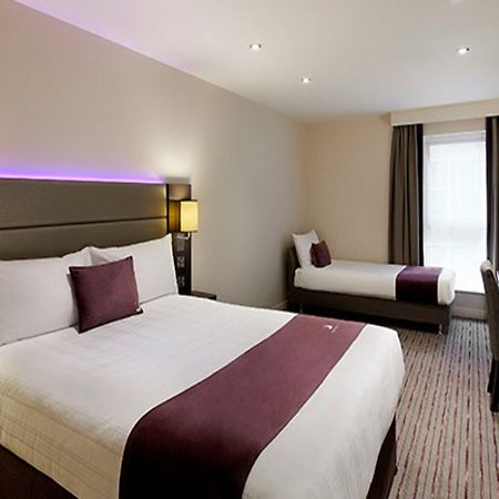 Premier Inn Addlestone Exterior foto