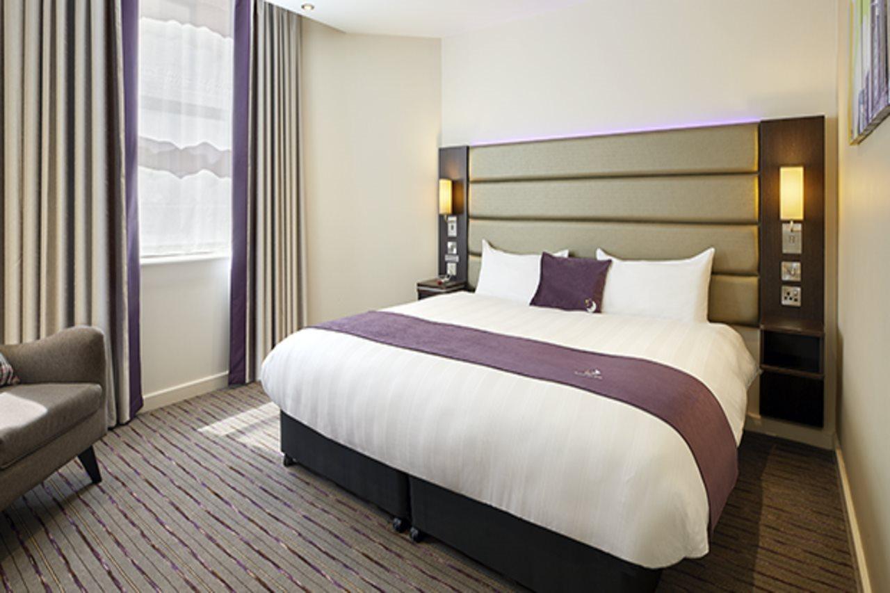 Premier Inn Addlestone Exterior foto