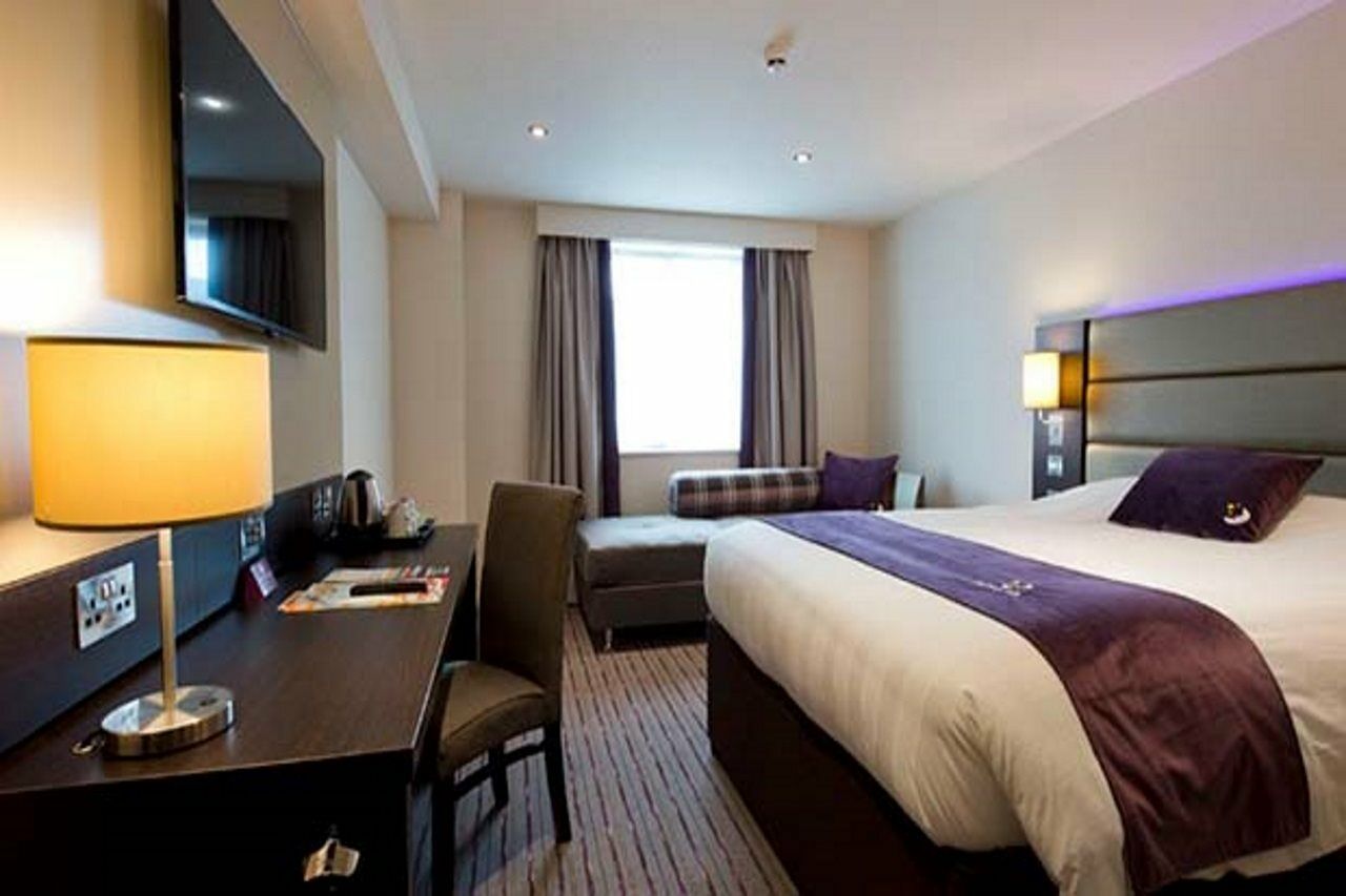 Premier Inn Addlestone Exterior foto
