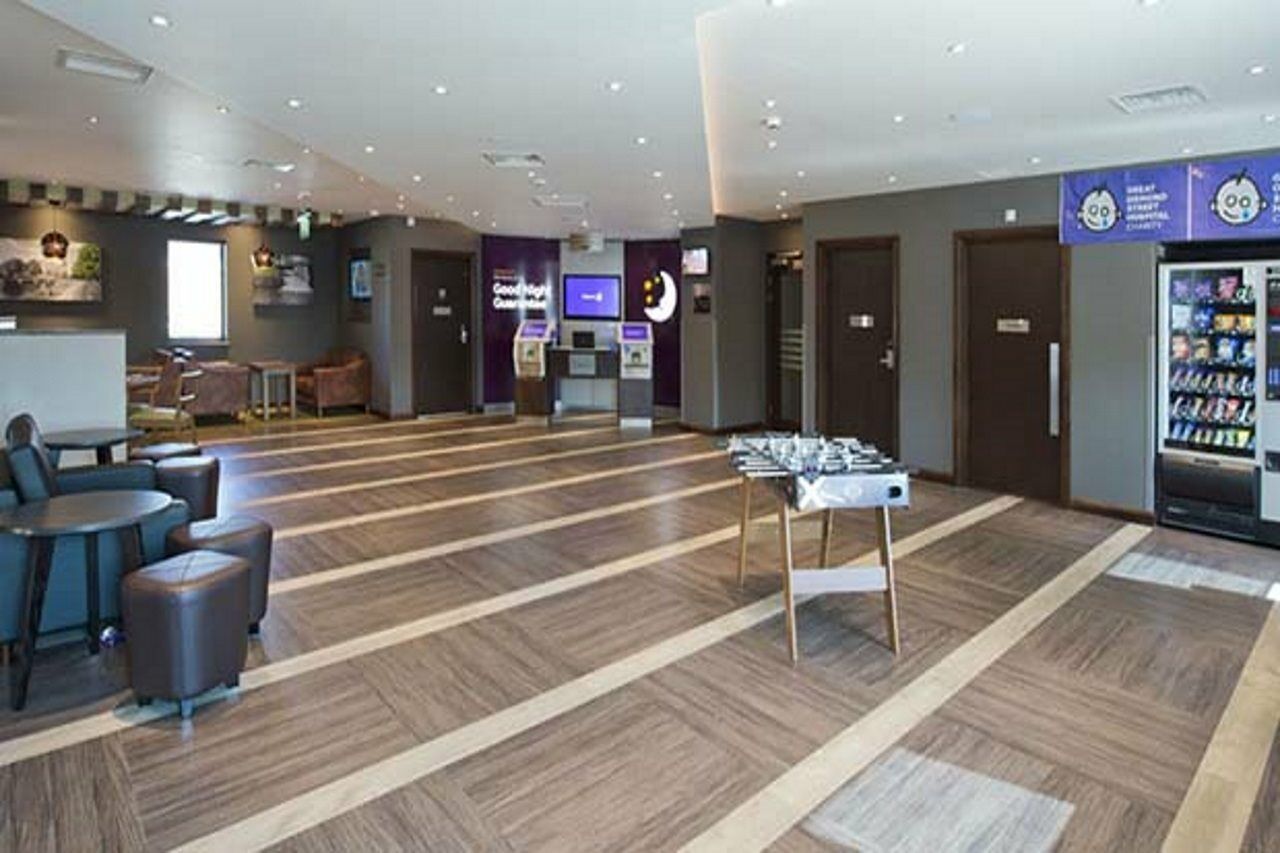 Premier Inn Addlestone Exterior foto
